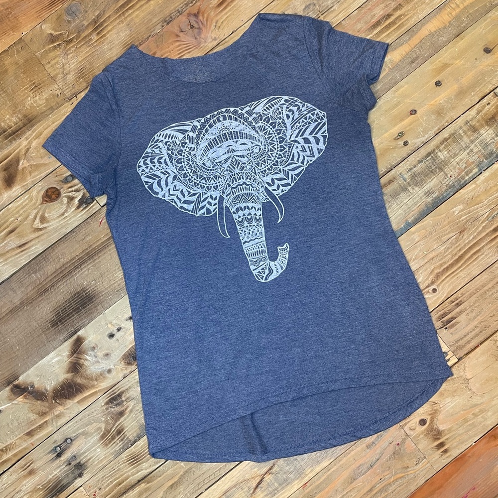 Zoe + Liv Blue Graphic T | Size M